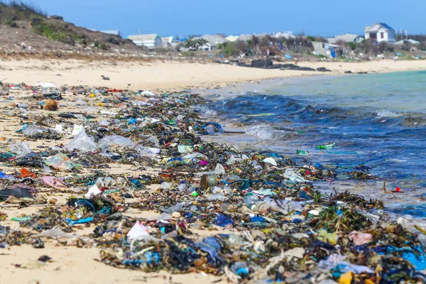 Une Vue Long Une Plage Sable Pleine Déchets Plastiques Problème — Photo