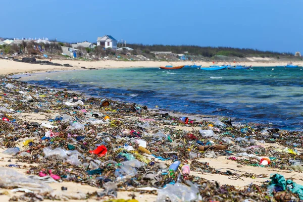 Plaj plastik çöplerle dolu. Huş ağacı denizi, balıkçı tekneleri ve çevre felaketinin sonuçları