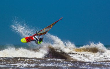 Fas, Essaouira, Moulay Buzerktoun - 15 Mayıs 2016. Amerikan rüzgar sörfü yarışması. Rüzgar sörfçüsü Boujmaa Guilloul