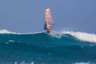 Tartle plajı, Mui Ne, Vietnam - 27 Aralık 2015 Rüzgar sörfçüsü Igor Yudakov dalgalarda aşırı numaralar yapıyor