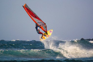 Tartle plajı, Mui Ne, Vietnam - 28 Aralık 2015 Rüzgar sörfçüsü Igor Yudakov dalgalarda aşırı numaralar yapıyor