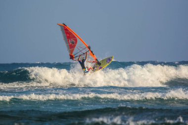 Tartle plajı, Mui Ne, Vietnam - 28 Aralık 2015 Rüzgar sörfçüsü Igor Yudakov dalgalarda aşırı numaralar yapıyor