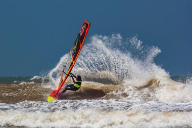 Fas, Essaouira, Moulay Buzerktoun - 15 Mayıs 2016. Amerikan rüzgar sörfü yarışması. Rüzgar sörfçüsü Boujmaa Guilloul