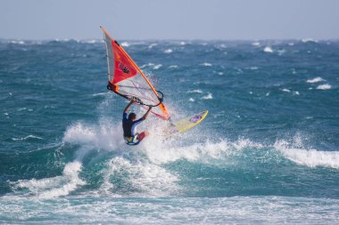 Tartle plajı, Mui Ne, Vietnam - 27 Aralık 2015 Rüzgar sörfçüsü Igor Yudakov dalgalarda aşırı numaralar yapıyor