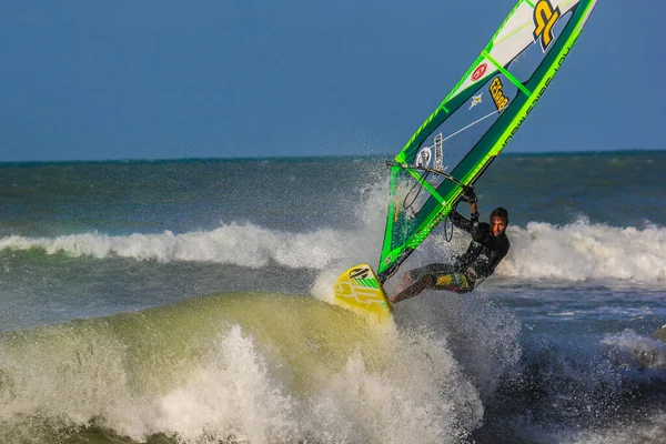 ブラジルのサンミゲル ゴストソ 2013年12月31日 Kauli Seadi Bra 253 若い女 Professional Windsurfer ストックフォト