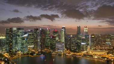 Günbatımında Singapur gökdelenlerinin çarpıcı manzarası