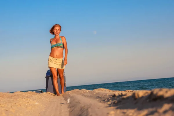 Flicka Bikini Ligger Trästock Sandstranden Tropisk Sfär Solig Dag — Stockfoto