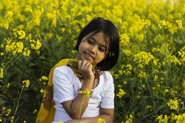 Kind und Senfblüte — Stockfoto