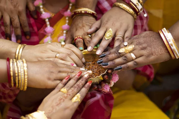 Messing skål gurkemeje pasta og hænder indiske brud og kvinder - Stock-foto