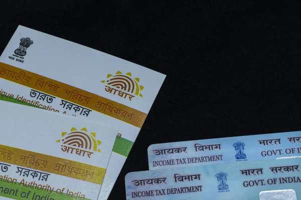 Hindistan 'ın aadhaar ve PAN kartları siyah arkaplana bağlanıyor