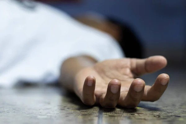 COVID-19 ya da korona virüsü salgını sırasında yerde yatan Hintli ya da Asyalı bir kişi seçici odaklanma ya da sığ alan derinliği ile ölü bulundu.