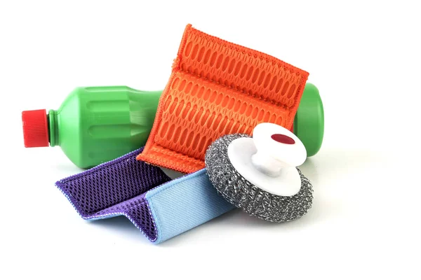 Ev konsepti - beyaz arka planda deterjan, metal sünger ve sünger şişesi