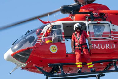 Bükreş / Romanya - Havacılık Gösterisi - 24 Eylül 2019: Şirin Helikopter Pilotu başparmak sallıyor