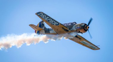 Bükreş / Romanya - Havacılık Şovu - 21 Eylül 2019: Gökyüzünde uçan Yak 52tw Uçakları