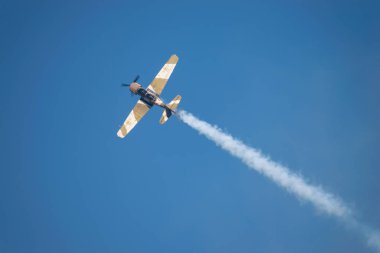 Bükreş / Romanya - Havacılık Şovu - 21 Eylül 2019: Gökyüzünde uçan Yak 52tw Uçakları