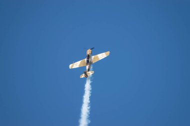 Bükreş / Romanya - Havacılık Şovu - 21 Eylül 2019: Gökyüzünde uçan Yak 52tw Uçakları