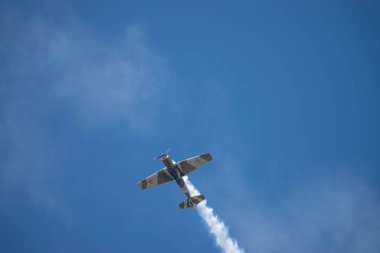 Bükreş / Romanya - Havacılık Şovu - 21 Eylül 2019: Gökyüzünde uçan Yak 52tw Uçakları