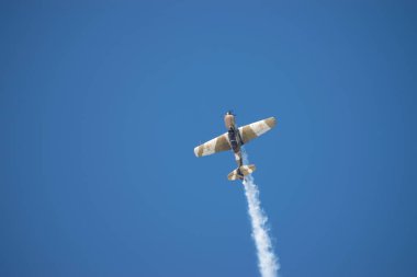 Bükreş / Romanya - Havacılık Şovu - 21 Eylül 2019: Gökyüzünde uçan Yak 52tw Uçakları