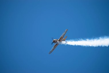 Bükreş / Romanya - Havacılık Şovu - 21 Eylül 2019: Gökyüzünde uçan Yak 52tw Uçakları