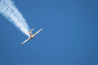 Bükreş / Romanya - Havacılık Şovu - 21 Eylül 2019: Gökyüzünde uçan Yak 52tw Uçakları