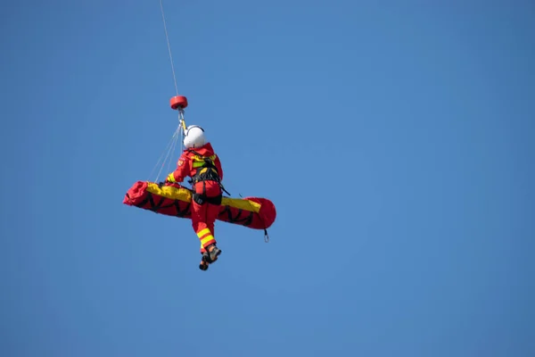 Bucarest / Rumania - AeroNautic Show - 24 de septiembre de 2019: SMURD Helicopter rescue mission simulation — Foto de Stock