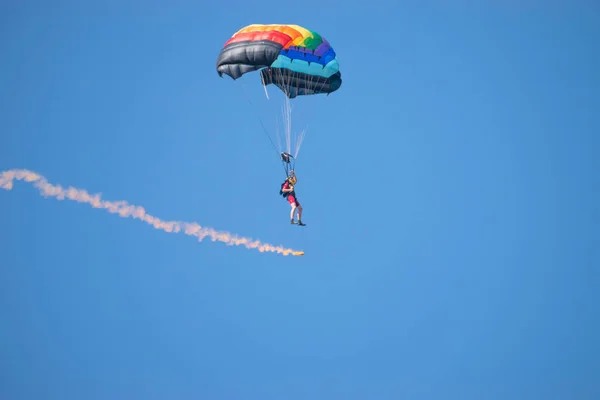 Bucarest / Rumania - AeroNautic Show - 21 de septiembre de 2019: Paracaidistas listos para aterrizar en el agua — Foto de Stock