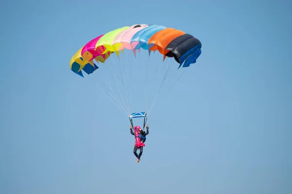 Boekarest / Roemenië - Aeronautic Show - 21 september 2019: Skydivers maken zich klaar om in het water te landen — Stockfoto