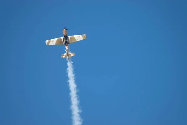 Bucharest/ Romania - AeroNautic Show - September 21, 2019: YAK 52TW Airplanes flying trough the sky — Stock Photo, Image