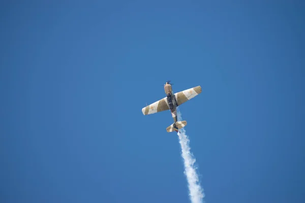 Bukarest / Rumänien - Luftfahrtschau - 21. September 2019: Yak 52tw Flugzeuge fliegen durch den Himmel — Stockfoto