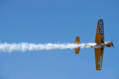 Bükreş / Romanya - Havacılık Şovu - 21 Eylül 2019: Gökyüzünde uçan Yak 52tw Uçakları