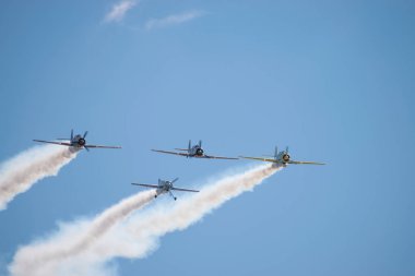 Bükreş / Romanya - Aeronautic Show - 21 Eylül 2019: Three Yak-52tw ve Jurgis Kairys 'den Sukhoi Su-31 birlikte gösteri yaptılar