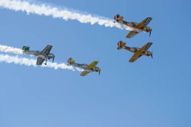 Bükreş / Romanya - Aeronautic Show - 21 Eylül 2019: Three Yak-52tw ve Jurgis Kairys 'den Sukhoi Su-31 birlikte gösteri yaptılar