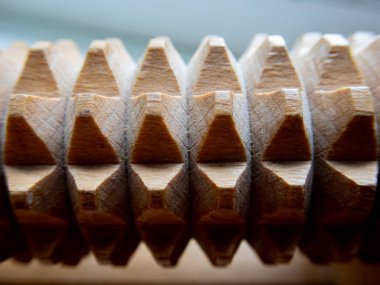 Tahta masaj aracı makrosu - tahta çiviler / piramitlerin arka planı (seçici odak efekti)