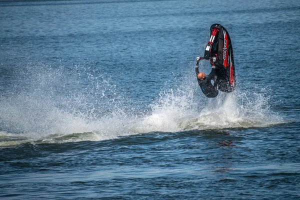 Bukarest / Rumänien - Luftfahrtschau - 21. September 2019: Jetski-Freestyle-Team mit unglaublichen Tricks — Stockfoto