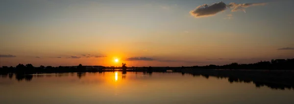 Lacul Morii, Bucareste, Romênia - Um belo pôr-do-sol sobre o lago em alto contraste — Fotografia de Stock