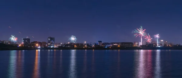 2020 Yeni Yıl havai fişekleri Lacul Morii Gölü, Bükreş, Romanya 'da gökyüzünde patladı - 1 / 1 / 2020 — Stok fotoğraf