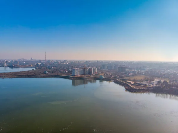 Krajobraz z lotu ptaka, Bukareszt, Rumunia z wieloma budynkami w oddali. — Zdjęcie stockowe