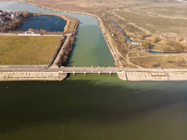 Fotografia aérea da Ponte Velha Dambovita entre o rio Dambovita e o lago Morii, Bucareste, Roménia . — Fotografia de Stock