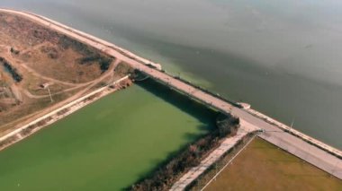 Dambovita Nehri ile Romanya 'nın Bükreş kenti Morii Gölü arasındaki Eski Köprü Dambovita üzerinde uçan hava videosu.