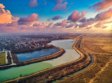 Romanya 'nın Bükreş kenti Morii Gölü yakınlarındaki Dambovita Nehri' nin gün batımı manzarası