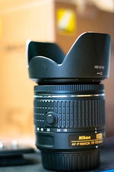 Nikon Kit Objektiv 55Mm Mit Gegenlichtblende Darauf Und Der Box — Stockfoto