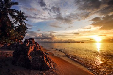 Sahildeki kayalar herhangi bir sahil resmi için mükemmeldir. Bu istisna değil. Taling Ngam plajı Koh Samui 'deki sakin plajlardan biridir. Tayland 'da gün batımını izlemek için ideal bir yer..