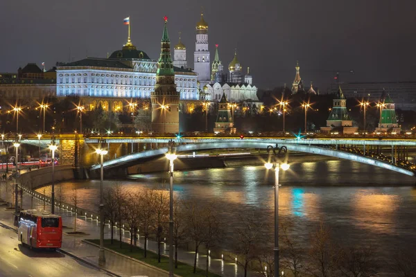 长期曝光的照片来自莫斯科的Bol Shoy Kamennyy Most 明显的标志 照亮了克里姆林宫的堤岸 克里姆林宫塔楼和俄罗斯首都心脏地带的其他美景 — 图库照片