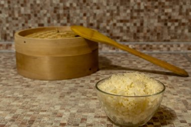 Geleneksel ahşap buharda pilavın özel bir tadı vardır. Ayrı bir yemek olarak, meze olarak, ya da diğer yemeklere ilave olarak ya da malzeme olarak yiyebilirsiniz. Her halükarda, bu çok sağlıklı..
