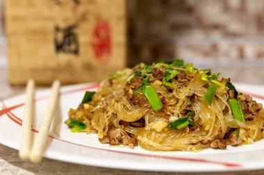 Karıncalar ağaca tırmanıyor. Bu Çin ve Sichuan mutfağının klasik bir yemeğidir. Geleneksel tarifte, kıymalı domuz eti erişte ve baharatla kızartılır. Yemek yeşil soğan ve kişniş ile servis edilir..