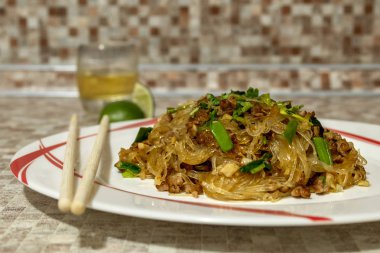 Karıncalar ağaca tırmanıyor. Bu Çin ve Sichuan mutfağının klasik bir yemeğidir. Geleneksel tarifte, kıymalı domuz eti erişte ve baharatla kızartılır. Yemek yeşil soğan ve kişniş ile servis edilir..