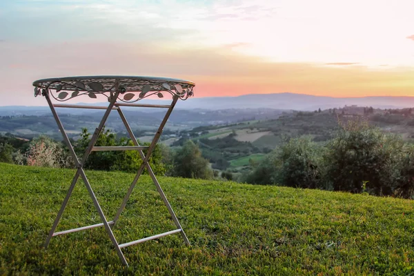 Bu fotoğraf Toscana 'da, Poggibonsi kasabasının yakınlarında çok rahat ve misafirperver bir otelin avlusunda çekildi. Umarım bir gün buraya döner ve sıcak Toskana akşamlarının tadını çıkarırım..
