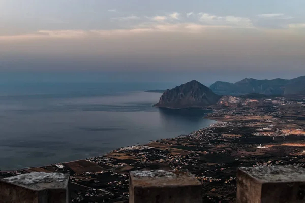 Bu fotoğraf Sicilya adasında sıcak bir yaz akşamında çekildi. Erice yüksek bir tepede bulunuyor. Birkaç görüş noktası var. Denizin ve Hood Dağı 'nın nefes kesici manzarasının tadını çıkar..