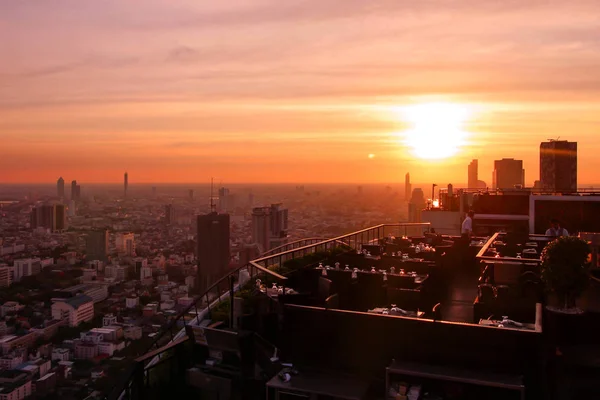 Bangkok sana her şeyi verebilir. Yüksek hızlı asansörle Vertigo Bar 'a git ve Bangkok' un günbatımının ince renklerinin tadını çıkar. Daha sonra gece sokağa inersin hamile bırakılmış seks ve tehlike kokuları..