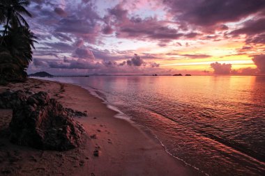 Sahildeki kayalar herhangi bir sahil resmi için mükemmeldir. Bu istisna değil. Taling Ngam plajı Koh Samui 'deki sakin plajlardan biridir. Tayland 'da gün batımını izlemek için ideal bir yer..